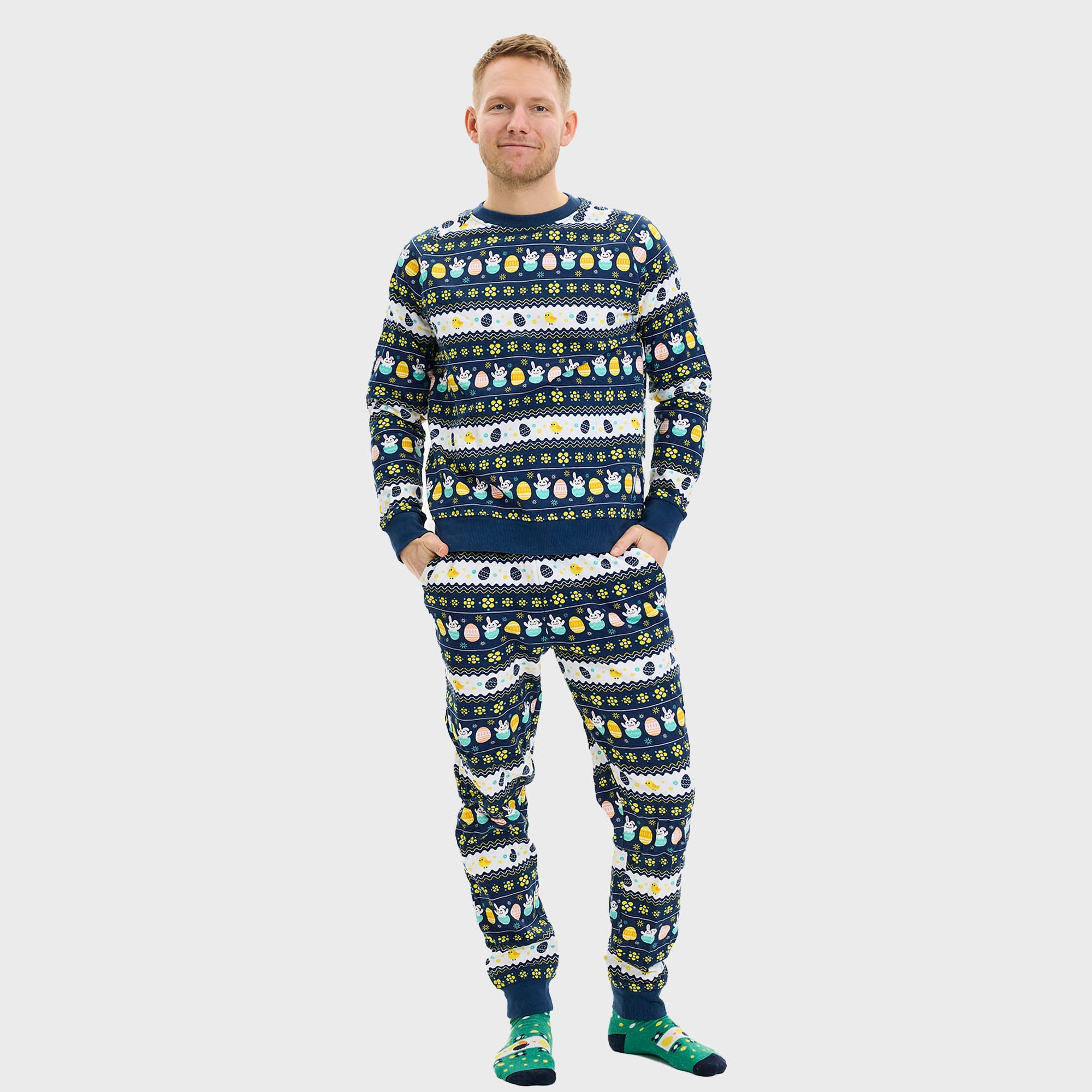 Ein Mann trägt einen gestreiften Osterpyjama.